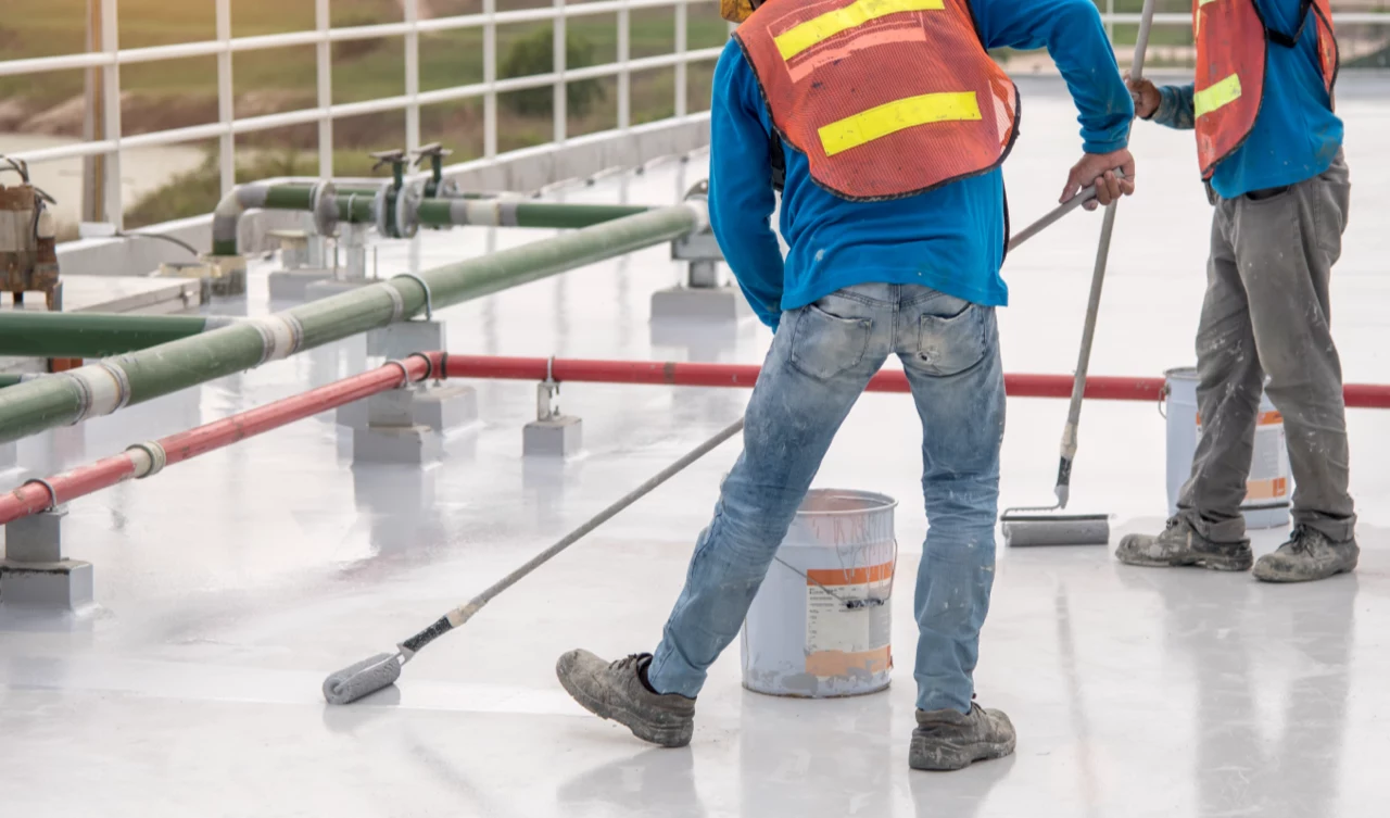 putting down roofing sealants